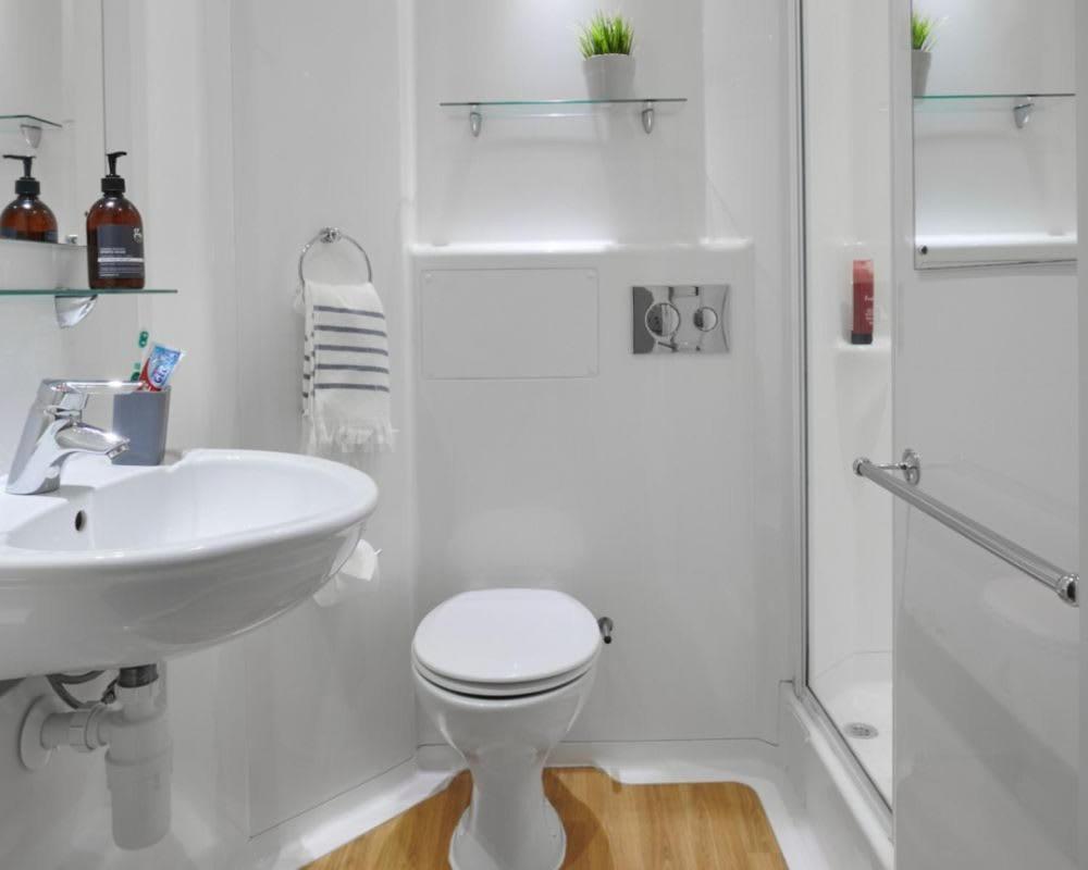 Zeni Central Exeter Studios Екстериор снимка